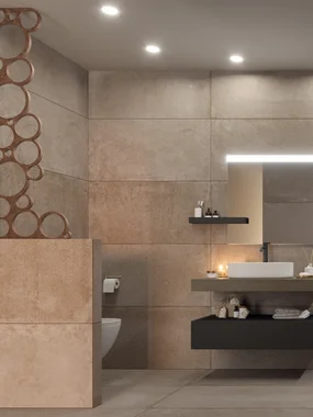 Modernes Badezimmer mit beiger Fliesenwand, Dusche und Waschbecken