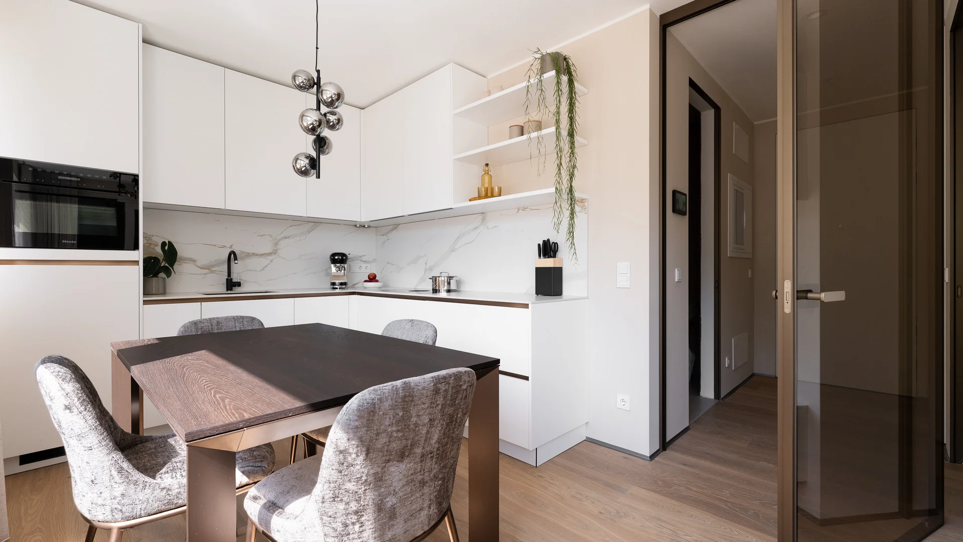 Moderne Küche mit Esstisch, vier Stühlen und Hängelampe