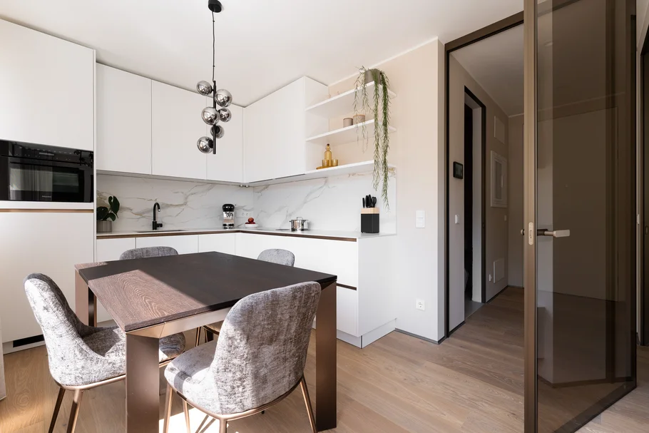 Moderne Küche mit Esstisch, vier Stühlen und Hängelampe