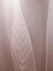 Beige Gardinen mit Zickzack-Muster im Licht