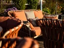 Bequeme Gartenmöbel mit Kissen im Sonnenlicht