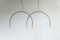 Moderne minimalistische Pendelleuchte mit goldenen Zylindern und schwarzen Bögen