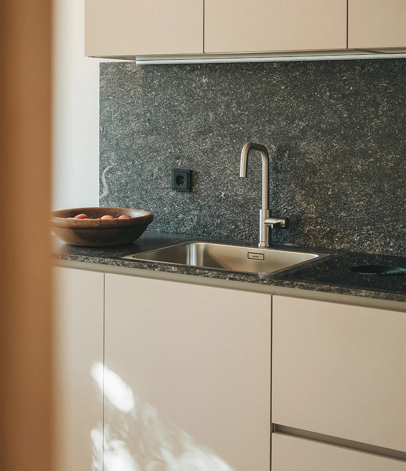 Innenarchitektur: die Referenzen unserer Kunden Moderne Küchenspüle mit grauer Arbeitsplatte und Obstschale aus Holz