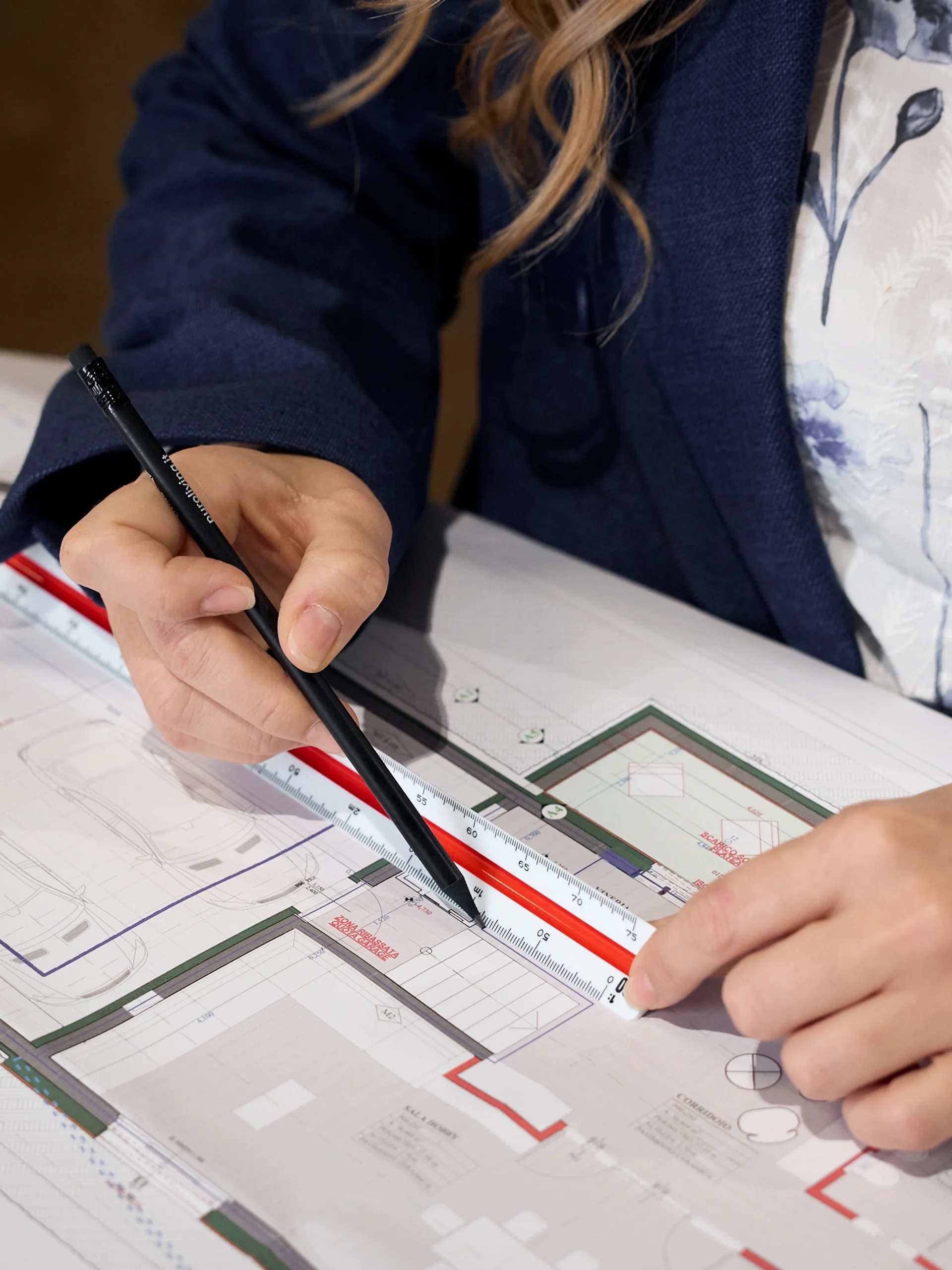 Persona misura planimetria con righello e matita