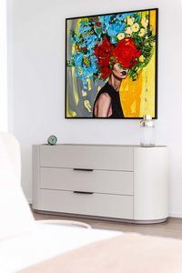 Moderner Raum mit abstraktem Blumenporträt über grauer Kommode
