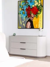 Spazio moderno con ritratto floreale astratto sopra una commode grigia