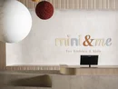 Reception moderna con elementi in legno e lampade a forma di sfere colorate
