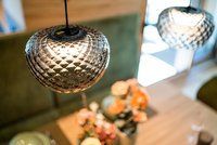 Nahaufnahme einer glänzenden, hängenden Glühlampe mit unscharfem Hintergrund