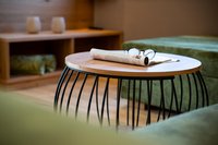 Brillen und Zeitung auf modernem Couchtisch in gemütlichem Wohnzimmer