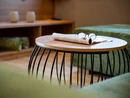 Brillen und Zeitung auf modernem Couchtisch in gemütlichem Wohnzimmer