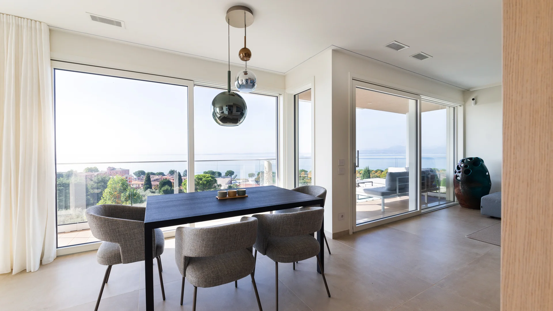 Moderner Essbereich mit Tisch, Stühlen und Panoramablick auf die Natur