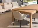 INTERIOS. Il tuo studio di interior design. Luminoso soggiorno con tavolo in legno, sedie imbottite, divani e vista sulla piscina