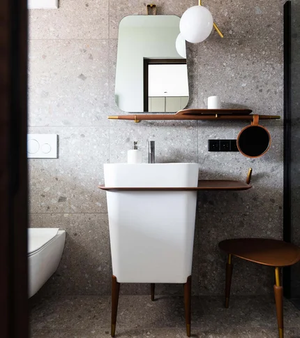 Moderner Waschbeckenbereich mit Holzregal und rundem Spiegel im grauen Badezimmer