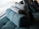 Blau-graues modernes Sofa mit mehreren Kissen