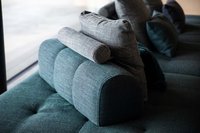 Blau-graues modernes Sofa mit mehreren Kissen