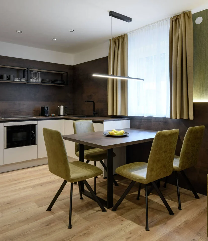 Moderne kleine Küche mit grünem Essbereich und Holzfußboden