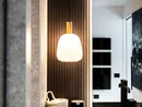 Moderne Badezimmer-Ecke mit dimmbarer Wandlampe und schwarzem Waschbecken