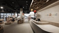 Innenansicht eines modern eingerichteten Babyladen mit Verkaufstheke und Spielsachen