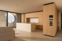 Modernes Wohnzimmer mit heller Holzküche, Kücheninsel und rundem Fenster