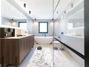Modernes Badezimmer mit freistehender Badewanne, großem Spiegel und Holzwaschbecken