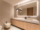 INTERIOS. Il tuo studio di interior design. Bagno moderno con lavabo, specchio, lampade a sospensione e toilette