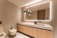 Modernes Badezimmer mit Waschtisch, Spiegel, Hängelampen und Toilette