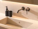 INTERIOS. Il tuo studio di interior design. Lavabo moderno con dispenser nero e rubinetto a parete