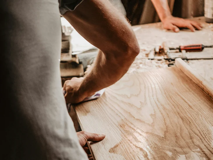 Artigiano che lavora un pezzo di legno in laboratorio