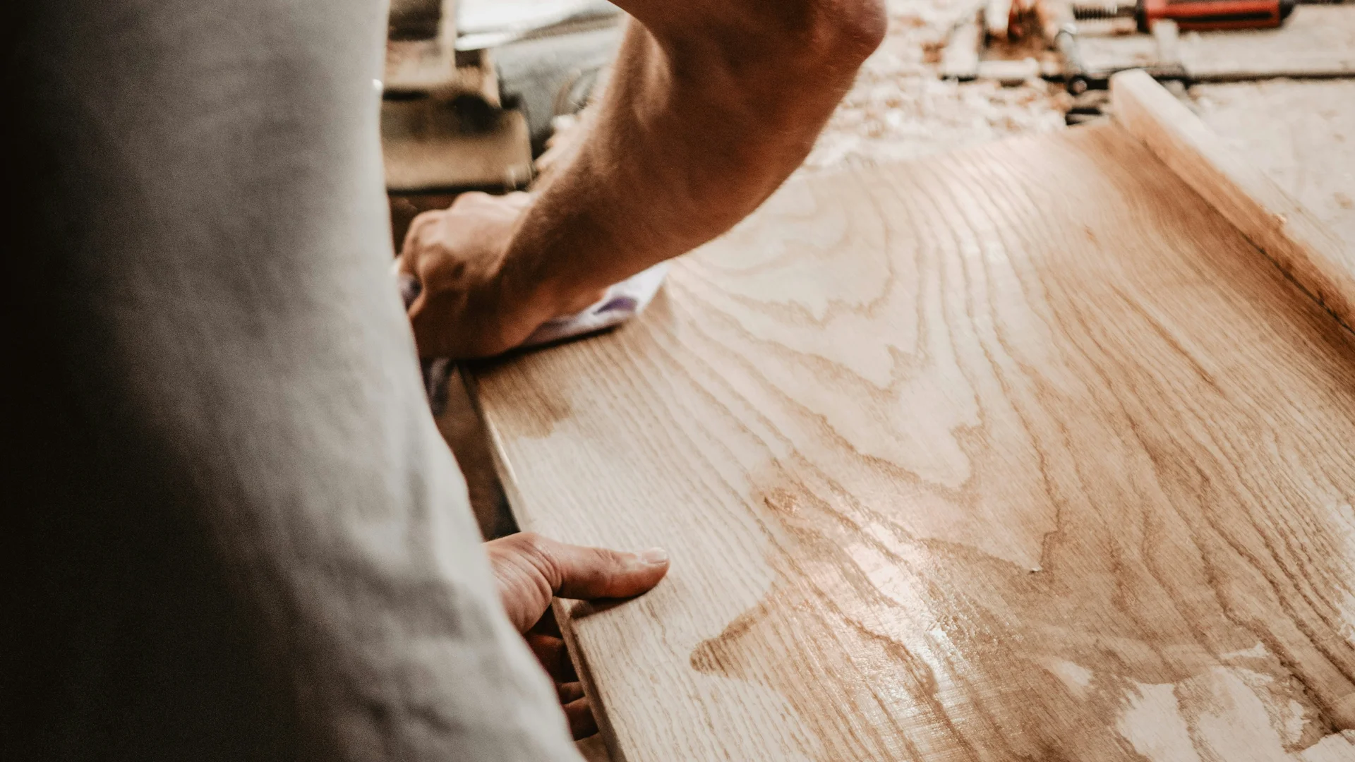 Handwerker bearbeiten ein Holzbrett in einer Werkstatt
