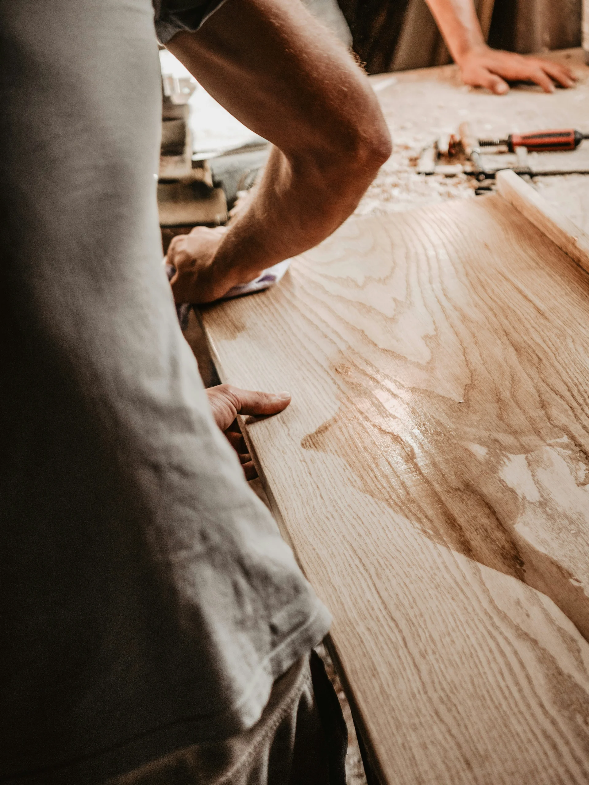 Artigiano che lavora un pezzo di legno in laboratorio