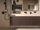 INTERIOS. Il tuo studio di interior design. Bagno moderno con lavabo, grande specchio e rubinetteria nera