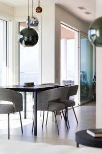 Moderner Essbereich mit grauen Stühlen und Pendelleuchten