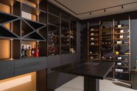 Modernes Weinregal mit Flaschen und Spirituosen in einem stilvollen Innenraum
