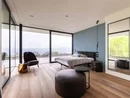 Modernes Schlafzimmer mit Blick auf Terrasse und See