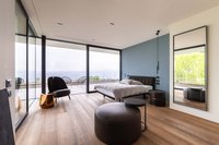 Modernes Schlafzimmer mit Blick auf Terrasse und See