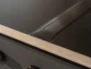 INTERIOS. Il tuo studio di interior design. Piano cottura nero su un piano cucina con maniglie scure