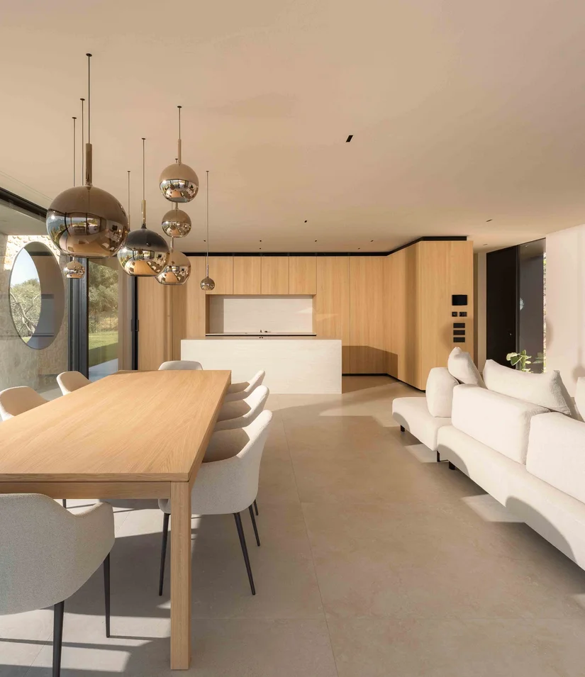 INTERIOS. Il tuo studio di interior design. Soggiorno moderno con tavolo da pranzo, divano bianco e cucina a vista