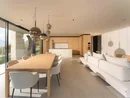 INTERIOS. Il tuo studio di interior design. Soggiorno moderno con tavolo da pranzo, divano bianco e cucina a vista