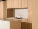 INTERIOS. Il tuo studio di interior design. Cucina moderna con ante in legno, isola e due rubinetti