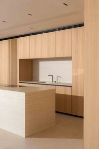 Moderne Küche mit Holzfronten, Kochinsel und zwei Wasserhähnen