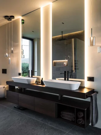 Bagno moderno con doppio lavabo, grande specchio e finestra panoramica dal pavimento al soffitto
