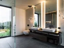 Modernes Badezimmer mit zwei Waschbecken, großem Spiegel und bodentiefem Fenster