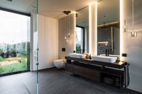 Modernes Badezimmer mit zwei Waschbecken, großem Spiegel und bodentiefem Fenster