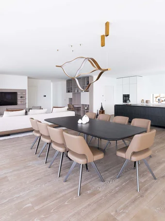 Area giorno e pranzo moderna e aperta con tavolo da pranzo e isola cucina