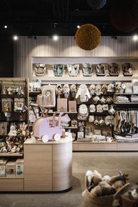 Babyausstattung und Spielsachen in einem gut organisierten Geschäft