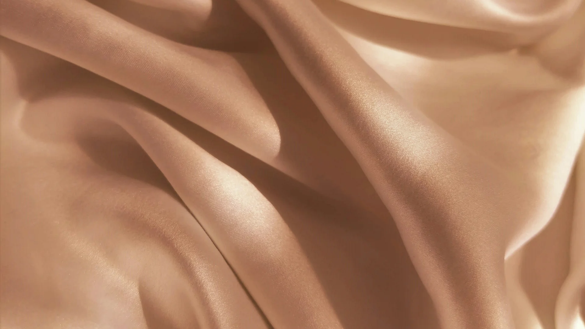 Weiche, glänzende beige Satin-Stofffalten