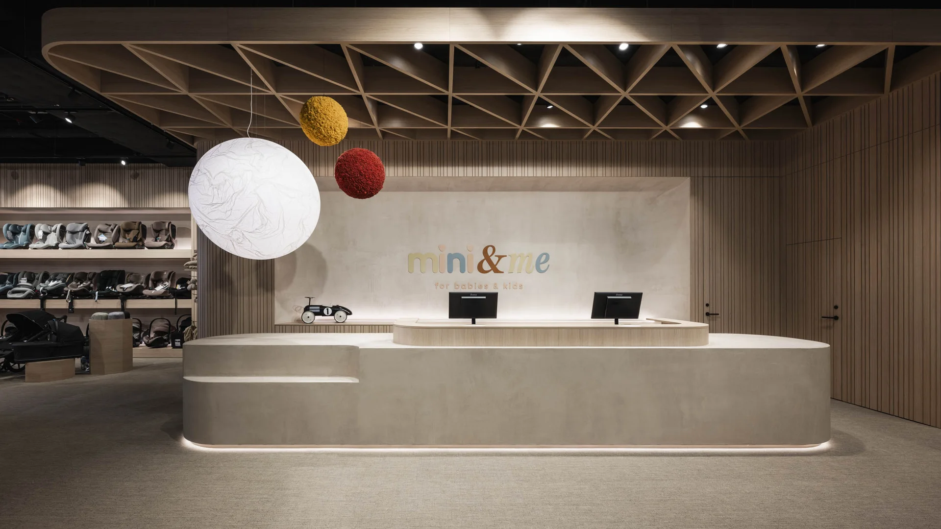 Negozio moderno per neonati e bambini con bancone minimalista e decorazioni colorate