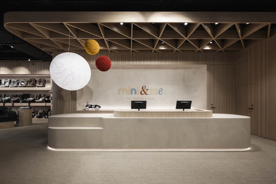 Negozio moderno per neonati e bambini con bancone minimalista e decorazioni colorate