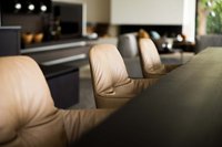 Beige Lederstühle an einem modernen Esstisch in einem Wohnzimmer