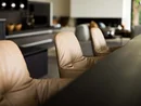 Beige Lederstühle an einem modernen Esstisch in einem Wohnzimmer